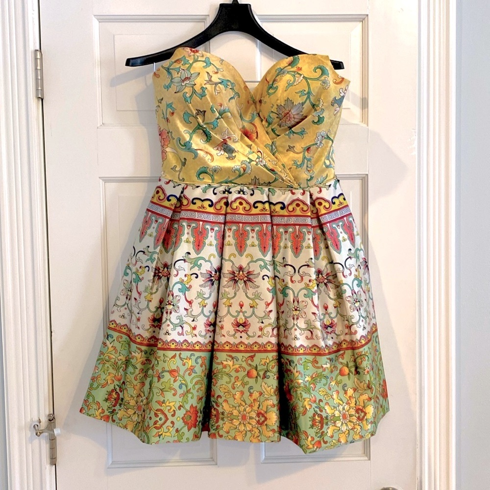 Unique Sherri Hill Chinoiserie-Pattern Dress